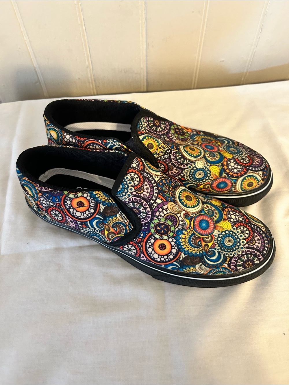 Yes We Vibe “Seamless Flower”  Unisex Canvas Slip-Ons/Women-10/Men-8/NWOT